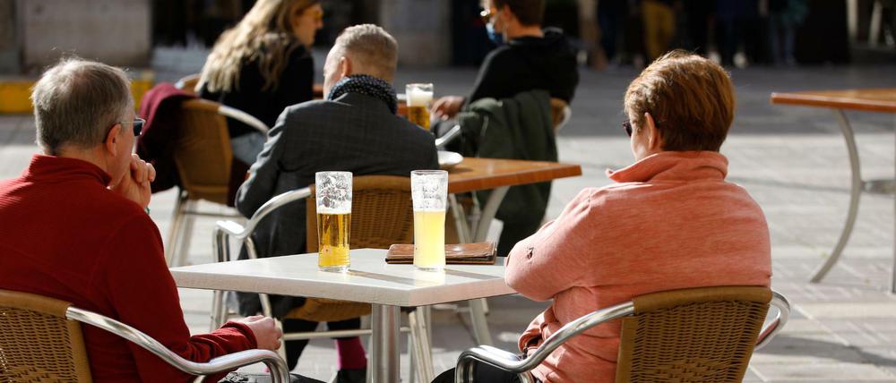 Menschen in einer Bar in Palma.
