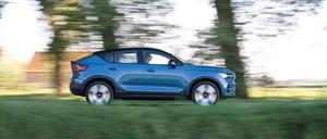 Elegante Erscheinung: Das vollelektrische Crossover SUV-Coupe C40 - entweder mit je einem Motor an Vorder- und Hinterachse oder nur mit Frontantrieb. 