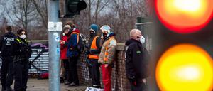 Polizeibeamte haben am Freitag an der Ausfahrt Beusselstraße der A100 Klimaaktivisten festgesetzt.
