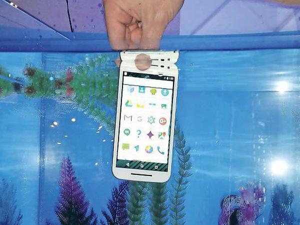 Wasserdicht, aber nicht im Ozean: Das MotoG von Motorola.