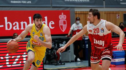 Yovel Zoosman (links) wird bei Alba Berlin immer besser.