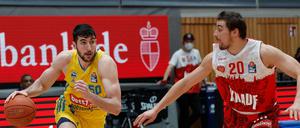 Yovel Zoosman (links) wird bei Alba Berlin immer besser.