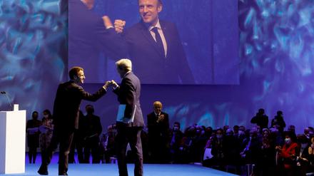 Frankreichs Staatschef Emmanuel Macron (links) und der US-Klimabeauftragte John Kerry am Freitag beim Ozean-Gipfel in Brest.