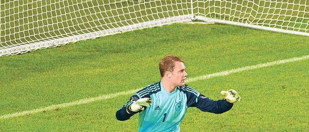 Wo ist die Abwehr? Der deutsche Nationaltowart Manuel Neuer stellte sich diese Frage gestern Abend gleich mehrere Male. Gegen Paraguay taten sich vor ihm große Lücken auf, sodass er gleich drei Mal hinter sich fassen musste. Er allein war jeweils machtlos. Foto: dpa