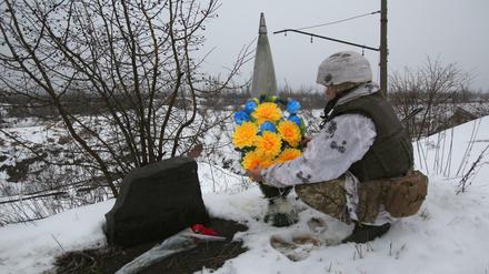 Ein ukrainischer Soldat trauert um einen Freund, der 2017 bei Kämpfen mit von Russland unterstützten Separatisten in der Region Donezk getötet wurde. 
