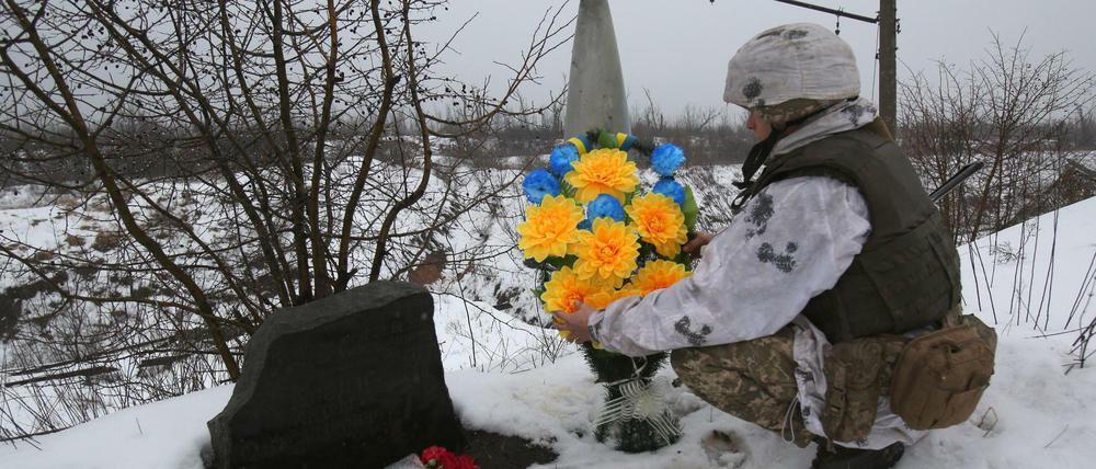Ein ukrainischer Soldat trauert um einen Freund, der 2017 bei Kämpfen mit von Russland unterstützten Separatisten in der Region Donezk getötet wurde.