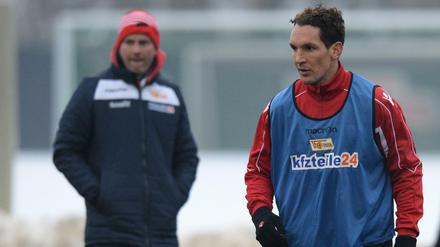 Unter besonderer Beobachtung. Neuzugang Emanuel Pogatetz bei einer Trainingseinheit des 1. FC Union. Im Hintergrund ist Coach Sascha Lewandowski zu sehen. 