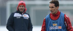 Unter besonderer Beobachtung. Neuzugang Emanuel Pogatetz bei einer Trainingseinheit des 1. FC Union. Im Hintergrund ist Coach Sascha Lewandowski zu sehen. 