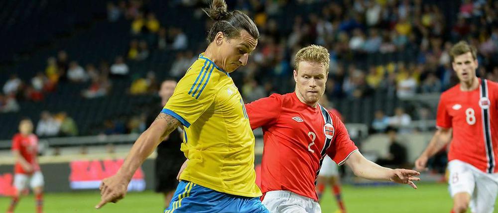 Zum Ersten, zum Zweiten... Schwedens Zlatan Ibrahimovic steuerte zum 4:0-Sieg über Norwegen drei Treffer bei.