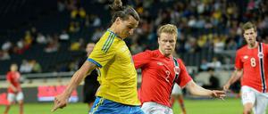 Zum Ersten, zum Zweiten... Schwedens Zlatan Ibrahimovic steuerte zum 4:0-Sieg über Norwegen drei Treffer bei.