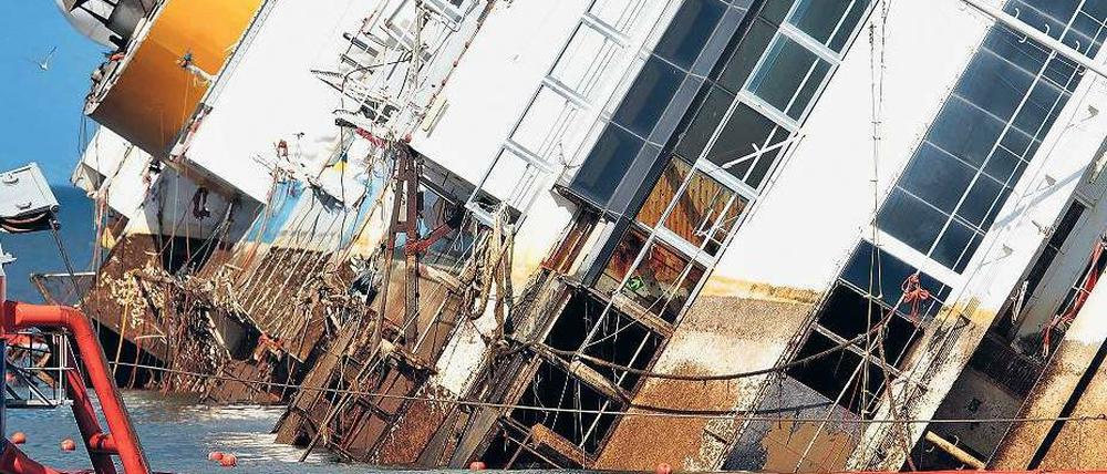 Der Dreck und Rost zeigt den Teil der Costa Concordia, der 20 Monate lang unter Wasser lag. Foto: Tony Gentile/Reuters