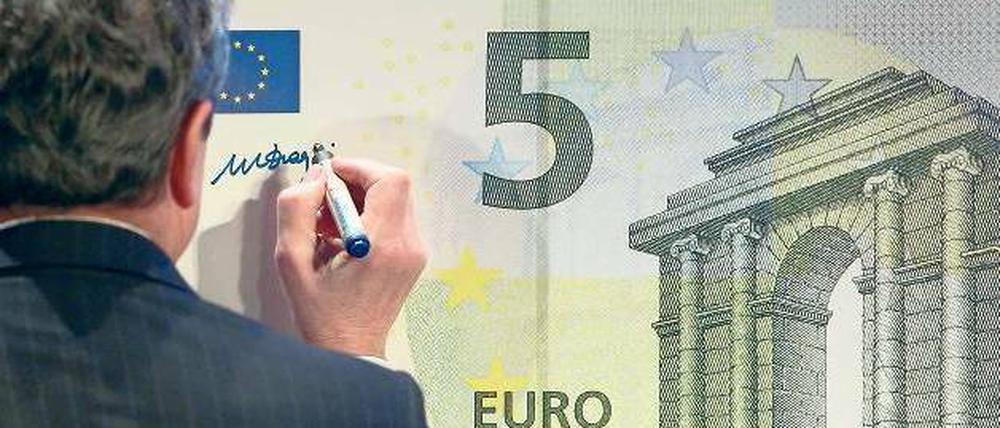 Nur echt mit Unterschrift. EZB-Präsident Draghi setzt seine Signatur auf eine gigantische Fünf-Euro-Note. Ab Mai soll es neue Scheine geben.
