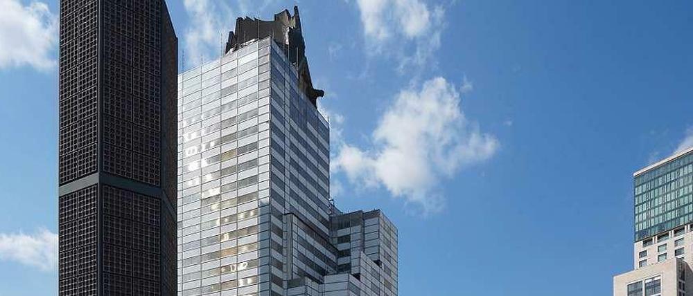 Alt und neu. Auf dem Breitscheidplatz verschwinden allmählich die Baugerüste an der Gedächtniskirche. Im Zoofenster-Hochhaus rechts ist das Waldorf-Astoria-Hotel eingezogen.