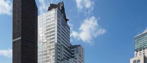 Alt und neu. Auf dem Breitscheidplatz verschwinden allmählich die Baugerüste an der Gedächtniskirche. Im Zoofenster-Hochhaus rechts ist das Waldorf-Astoria-Hotel eingezogen. 