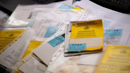 Eine Geldstrafe oder bis zu zwei Jahre Gefängnis drohen bei Impfpass-Fälschungen.