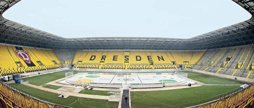 Eishockey im Fußballstadion ohne Namen. Das Stadion in Dresden heißt auch so, einen Sponsorennamen gibt es nicht mehr. Am Sonnabend werden dort 30 000 Menschen ein Zweitligaspiel im Eishockey sehen.