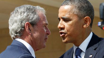 Wegen des angeblich drohenden Einsatzes von Massenvernichtungswaffen durch Saddam Hussein ließ der damalige US-Präsident George W. Bush (links) im Jahr 2003 US-Truppen in den den Irak einmarschieren. Die Geheimdienstinformationen erwiesen sich später als falsch. Der jetzige Präsident Barack Obama will einen solchen Fehler im Fall Syrien nicht wiederholen. 