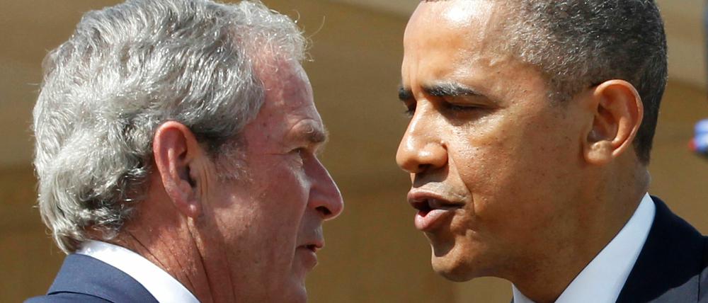 Wegen des angeblich drohenden Einsatzes von Massenvernichtungswaffen durch Saddam Hussein ließ der damalige US-Präsident George W. Bush (links) im Jahr 2003 US-Truppen in den den Irak einmarschieren. Die Geheimdienstinformationen erwiesen sich später als falsch. Der jetzige Präsident Barack Obama will einen solchen Fehler im Fall Syrien nicht wiederholen. 