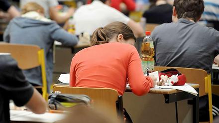 Neue Prüfung nötig: Wegen einer fehlerhaften Aufgabe müssen 700 Schüler das Mathe-Abi erneut schreiben.