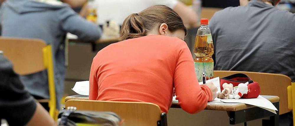 Neue Prüfung nötig: Wegen einer fehlerhaften Aufgabe müssen 700 Schüler das Mathe-Abi erneut schreiben.