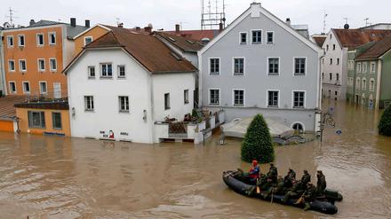 In Passau eilen nicht nur Soldaten als Rettungskräfte zur Hilfe, sondern auch die Fußballer des FC Bayern.