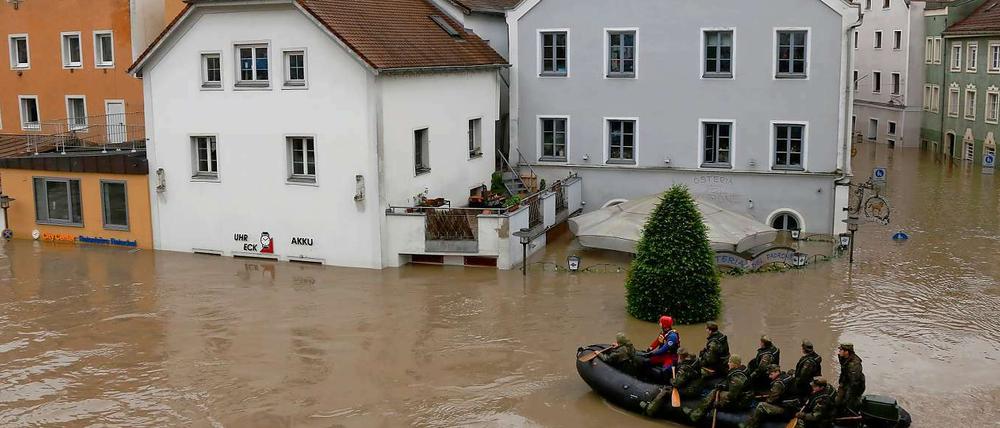 In Passau eilen nicht nur Soldaten als Rettungskräfte zur Hilfe, sondern auch die Fußballer des FC Bayern.