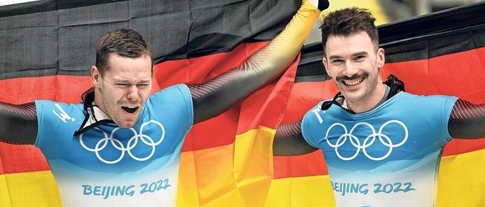 Doppelsieg im Skeleton. Christopher Grotheer (li.) und Axel Jungk lassen ihren Gefühlen freien Lauf nach dem Rennen.
