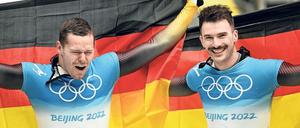 Doppelsieg im Skeleton. Christopher Grotheer (li.) und Axel Jungk lassen ihren Gefühlen freien Lauf nach dem Rennen.