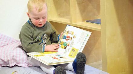 Angeschaut, nicht gelesen. Kinder haben bereits in frühen Jahren einen Sinn dafür, dass Schrift eine ganz besondere Bedeutung hat.