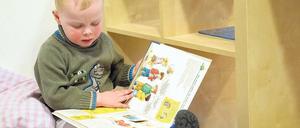 Angeschaut, nicht gelesen. Kinder haben bereits in frühen Jahren einen Sinn dafür, dass Schrift eine ganz besondere Bedeutung hat.