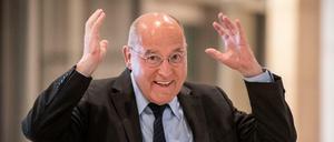 Gregor Gysi (Die Linke) vor Beginn der Fraktionssitzung im Bundestag. Er tritt vom 8. bis 10. März in der "Rocky Horror Show» im Berliner Admiralspalast als Erzähler auf.