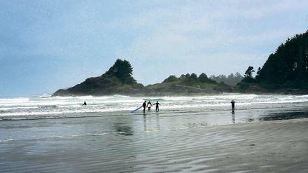 Nichts für Warmduscher. An den Stränden der Westküste von Vancouver Island hat sich eine veritable Surfer-Szene etabliert. Die harten Wellenreiter kommen auch im Winter.