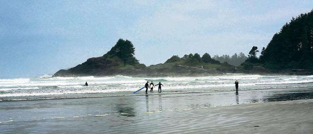 Nichts für Warmduscher. An den Stränden der Westküste von Vancouver Island hat sich eine veritable Surfer-Szene etabliert. Die harten Wellenreiter kommen auch im Winter.