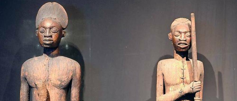 Das hohe Paar. Einst waren die beiden Holzskulpturen mit Kaurimuscheln und Glasperlen geschmückt.