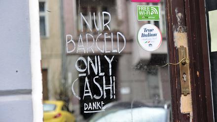 In einer Kreuzberger Kneipe wird nur Barzahlung akzeptiert.
