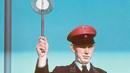 Signal zur Abfahrt anno 1959, als 100 Kilometer Bahnfahrt noch 7,40 DM kosteten.