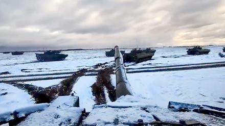 Russische und belarussische Panzer während gemeinsamer militärischer Übungen am 2. Februar 2022