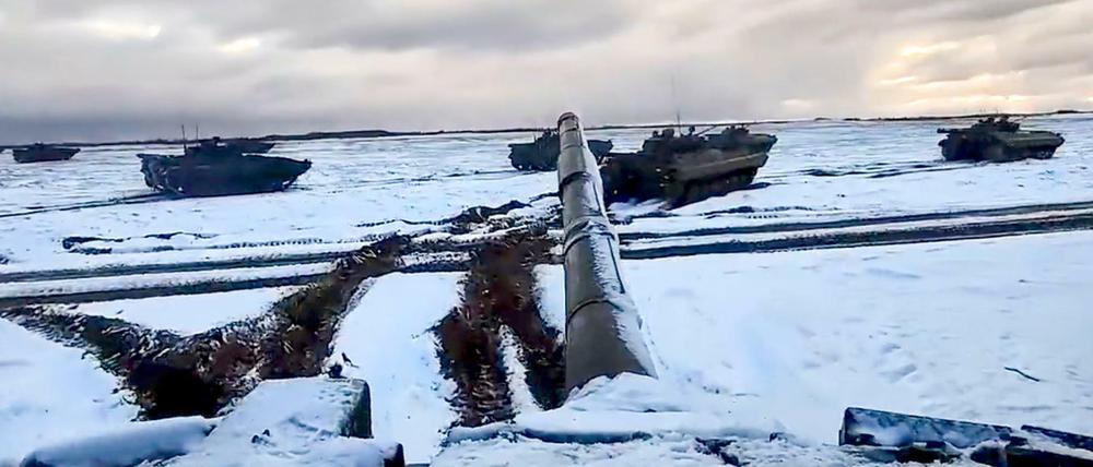Russische und belarussische Panzer während gemeinsamer militärischer Übungen am 2. Februar 2022