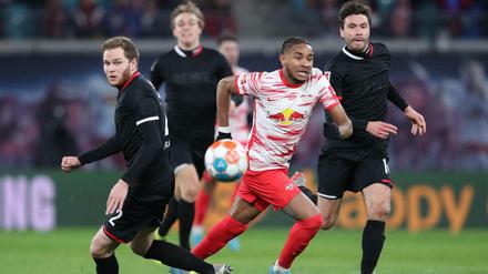 Der Leipziger Nkunku (m.) besiegte mit seinem Team den 1. FC Köln um Schmitz (l.) und Hector (r.).