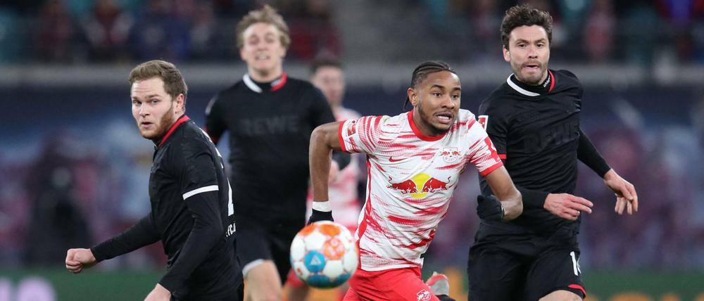 Der Leipziger Nkunku (m.) besiegte mit seinem Team den 1. FC Köln um Schmitz (l.) und Hector (r.).