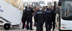 Ein Streitpunkt der politischen Debatte nach den Kölner Ereignissen: Sollen Abschiebungen (hier in Leipzig) erleichtert werden, wenn Ausländer Straftaten begehen?