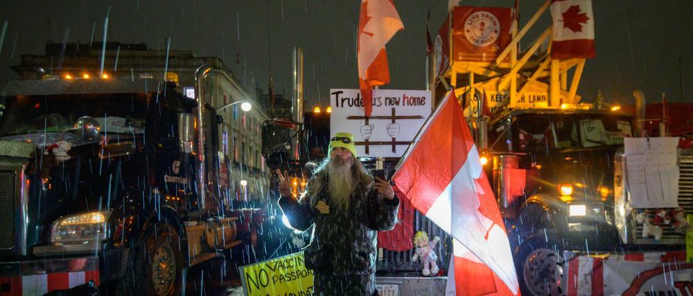 Ein Demonstrant während des Protestes von Lkw-Fahrern gegen die Pandemie-Gesundheitsvorschriften in Kanada.