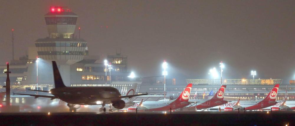 Für BER-Chef Hartmut Mehdorn ist es eine Genugtuung: Ein Weiterbetrieb des Flughafens Tegel ist nach einem Bundestags-Gutachten selbst nach Eröffnung des BER prinzipiell möglich 