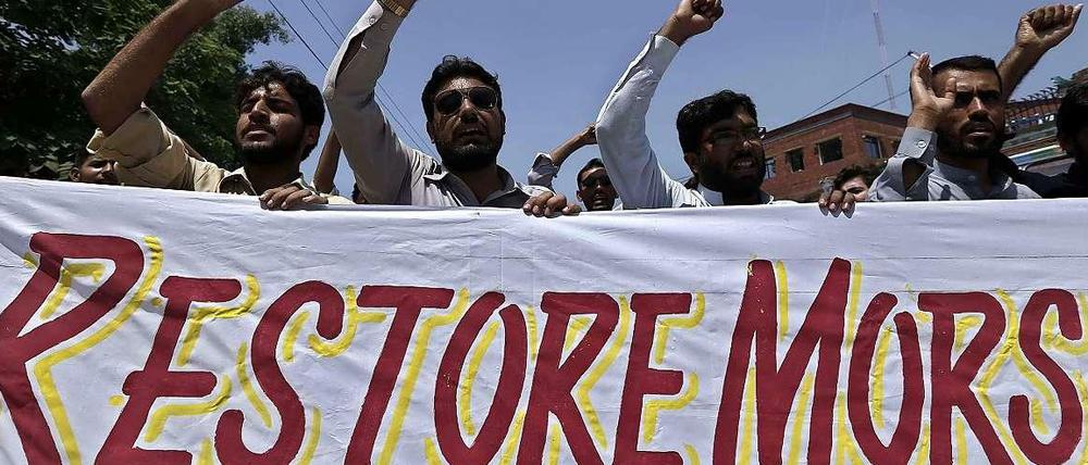 Nach dem blutigen Mittwoch mit mehr als 520 Toten rüsten sich die Sicherheitskräfte in Ägypten gegen neue Massenproteste der Muslimbruderschaft. Die Anhänger des gestürzten Präsidenten Mohammed Mursi riefen zu Demonstrationen an diesem Freitag auf. 
