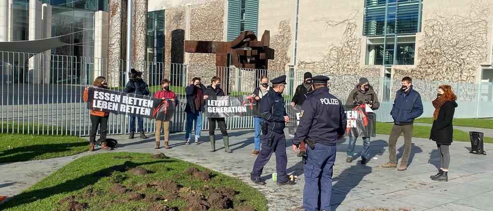 20 Aktivisten haben am Sonnabend vor dem Kanzleramt gegen die Verschwendung von Lebensmitteln demonstriert.