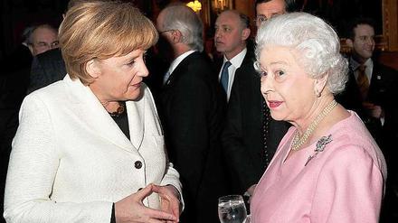 Fantalk. Die erklärte Fußballfreundin Angela Merkel im angeregten Gespräch mit Elizabeth II. Auch die britische Königin hat Erfahrungen mit Kickern – 1996 überreichte sie dem deutschen Kapitän Jürgen Klinsmann die EM-Trophäe im Wembley-Stadion.