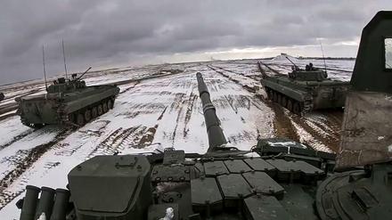  Auf diesem vom Pressedienst des russischen Verteidigungsministeriums veröffentlichten Videostandbild fahren russische und belarussische Panzer während gemeinsamer militärischer Übungen auf dem Schießplatz von Brestsky.