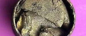 Uralt. In dieser Blechdose haben die Tabletten die Zeit überdauert.