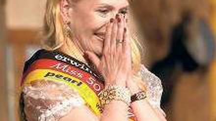 Berliner Krönchen. Christine Wache aus Lichterfelde ist „Miss 50plus“. Foto: dpa