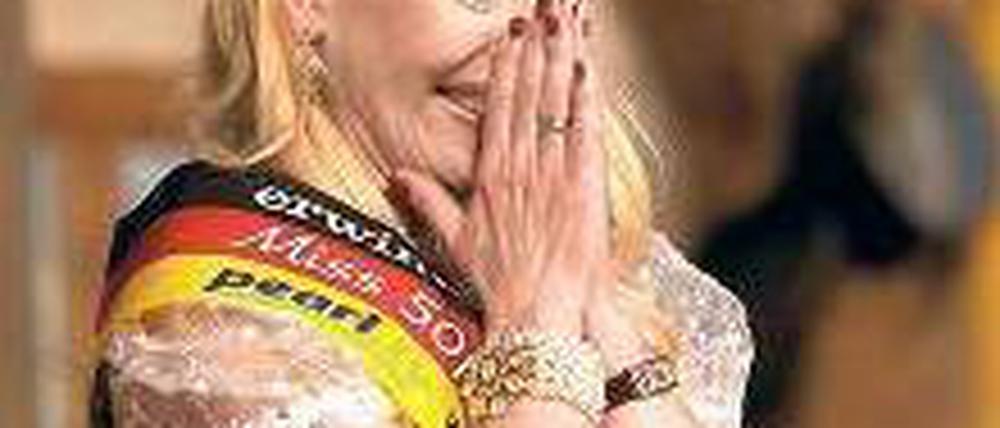Berliner Krönchen. Christine Wache aus Lichterfelde ist „Miss 50plus“. Foto: dpa